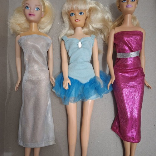 Lot of three dolls used