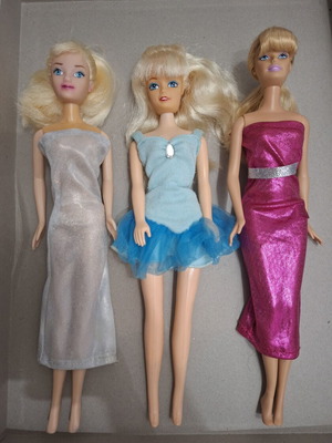 Lot of three dolls used