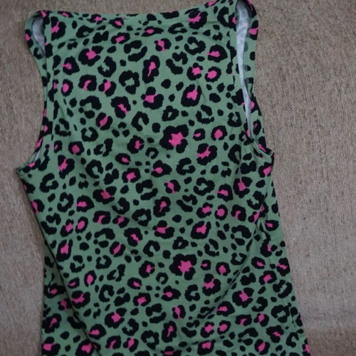 Women's blouse new, size M, green with pattern