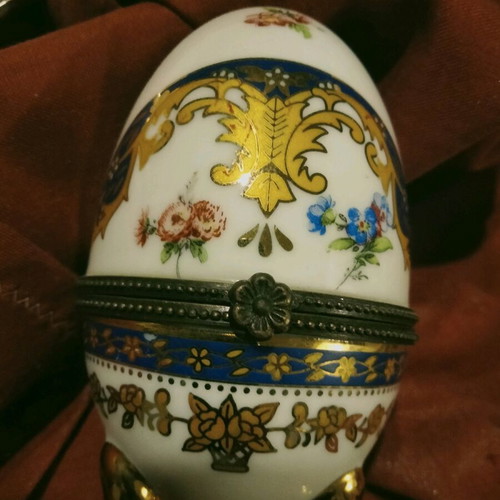 Limoges porcelain egg holder jewelry box like new with hand-painted decoration