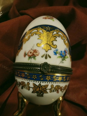 Limoges porcelain egg holder jewelry box like new with hand-painted decoration