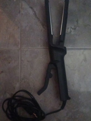 Hair straightener with ceramic plates like new