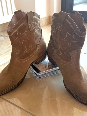 Women’s suede ankle boots size 40 in brown, like new