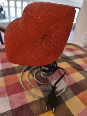 Table lamp in kiss shape like new