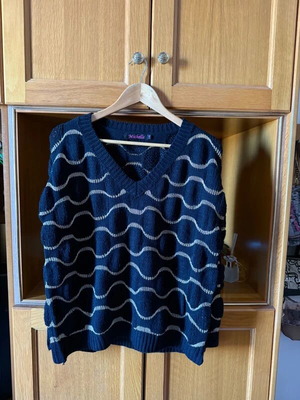 Knitted sweater black with gold new