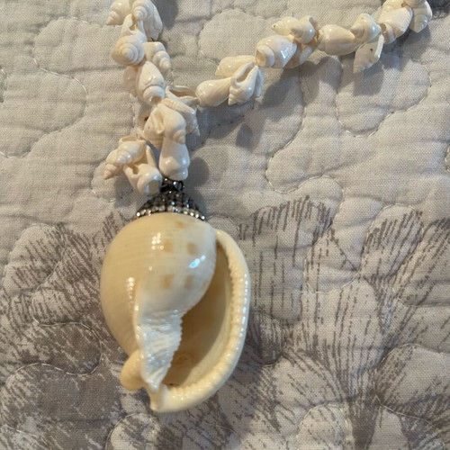 Shell long necklace new, white and beige