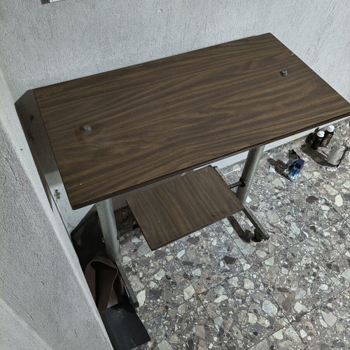 Table used, wood and iron with wheels