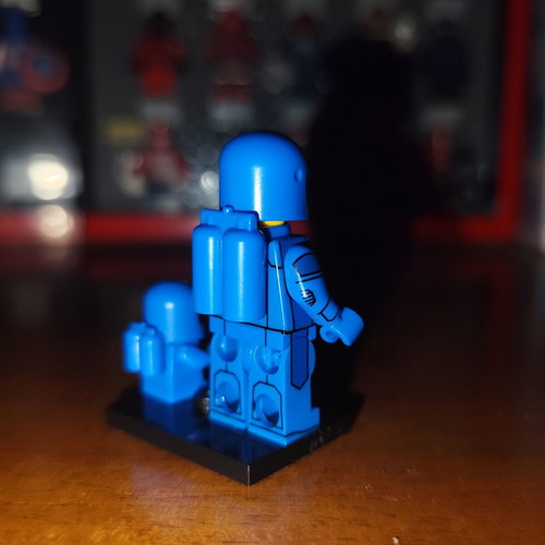 Blue Astronaut minifigure with base and two expressions, Lepin