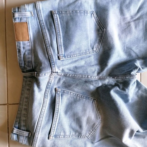 Light wash straight leg jeans used, size L 40 12