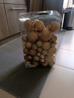 Gold Christmas balls like new, pack of 85 pieces