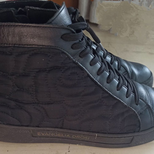Evangelia Drosi boots used, black with quilted design size 40
