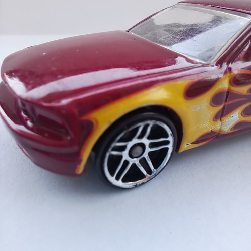 Hot Wheels 2005 Ford Mustang GT diecast car