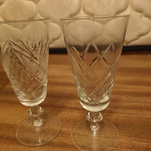 Crystal glasses set like new, 6 water, 5 wine V shape, 2 wine V shape different design
