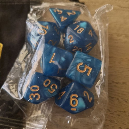 Dungeons and Dragons RPG blue 7-piece dice set with pouch like new