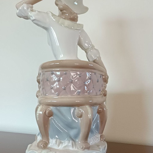 Porcelain figurine used with finesse and detailed design
