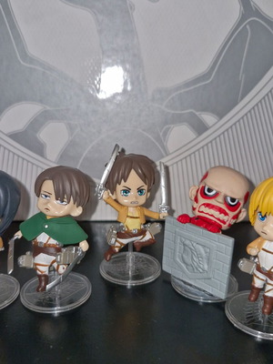 Attack On Titan figure set like new, 5 pieces with bases
