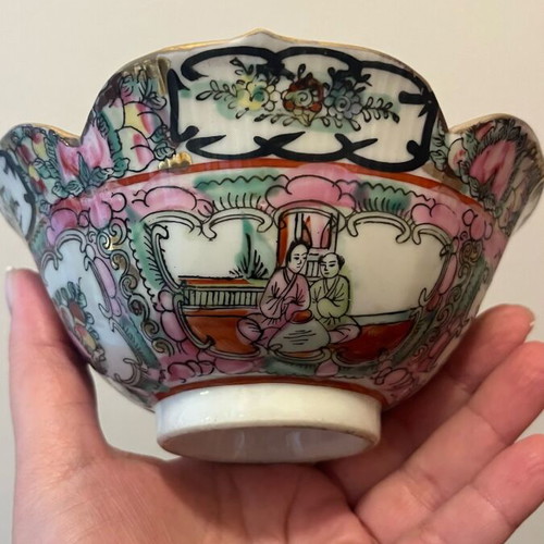 Japanese hand painted Rose Medallion porcelainware bowl like new