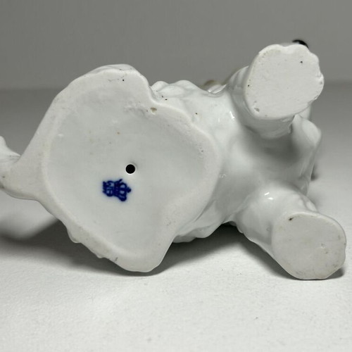 Porcelain Dog Figurine Wagner & Apel collectible, new