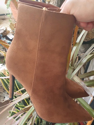 Diamantique women's ankle boots size 38 camel suede like new