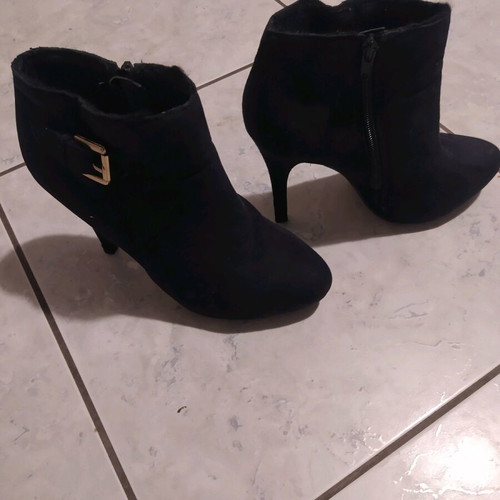Suede ankle boots like new, black size 39 with gold buckle