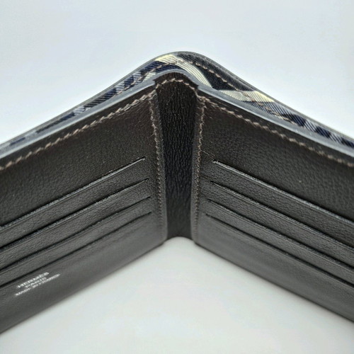Hermes wallet like new, brown leather with silk lining