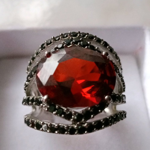 Vintage ring used Galerie Tsangarakis with red and black zircon