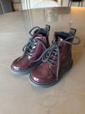 Zara patent leather ankle boots burgundy like new with zipper