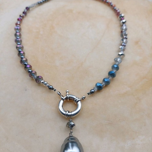 Handmade necklace with silver clasp and central pearl, new