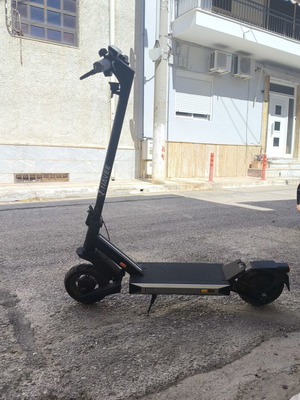 Navee S40 electric scooter like new with security chain