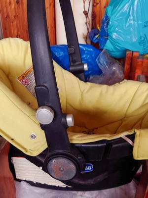 Chicco baby car seat 0-13 kg used with bag and extra gift
