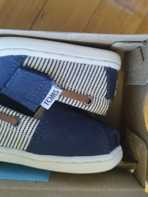 Toms baby shoes size 19 new