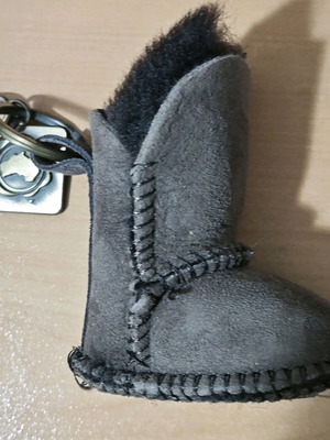 Australia Luxe Collective καφέ σουέντ μπρελόκ σε σχήμα μποτάκι