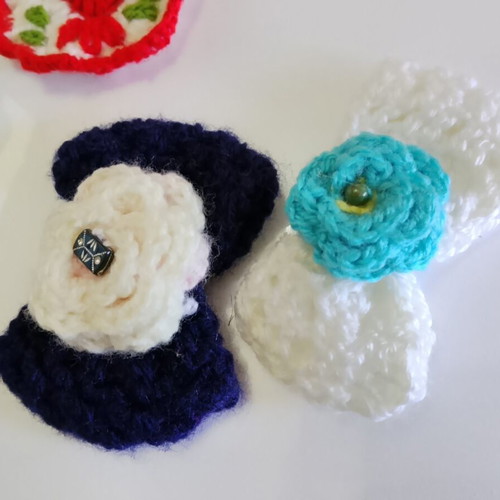 Knitted bows, hats and baskets set, new