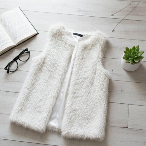 Cherry white fur sleeveless vest like new, size S