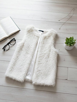 Cherry white fur sleeveless vest like new, size S