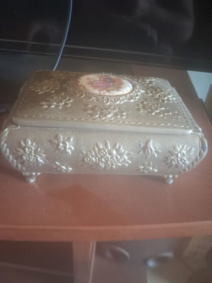 Κοσμηματοθήκη, ασημί