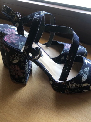 Stradivarius blue printed heels used, size 40