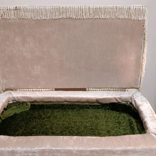 Stool like new, upholstered bench with wooden legs