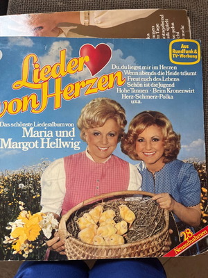 Vinyl like new with 14 songs by Maria & Margot Hellwig
