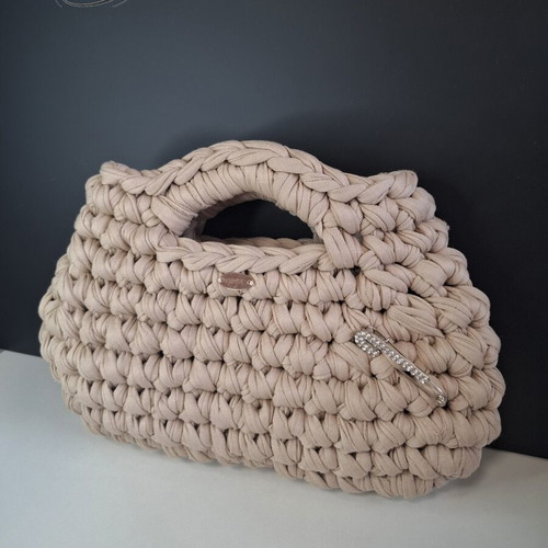 Handmade beige knitted handbag with brooch, new