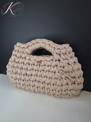 Handmade beige knitted handbag with brooch, new