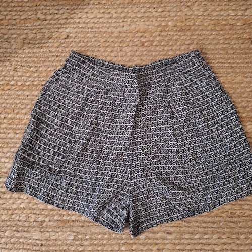 Women's Wide Shorts with Geometric Pattern like new, H&M, black and white, size S