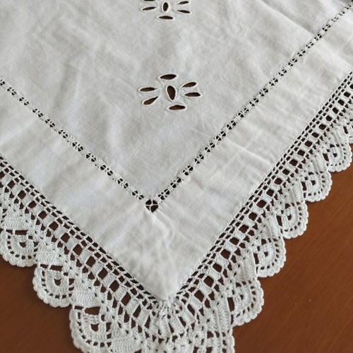 Handmade Richelieu Tablecloth Vintage 1960 like new, 65x70 cm