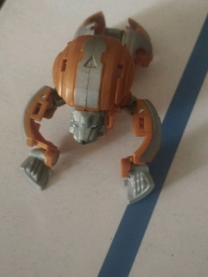 Bakugan φιγούρα μεταμορφώσιμου δράκου σε πορτοκαλί και ασημί
