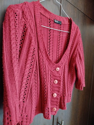 Text knitted cropped cardigan used, size Medium, red