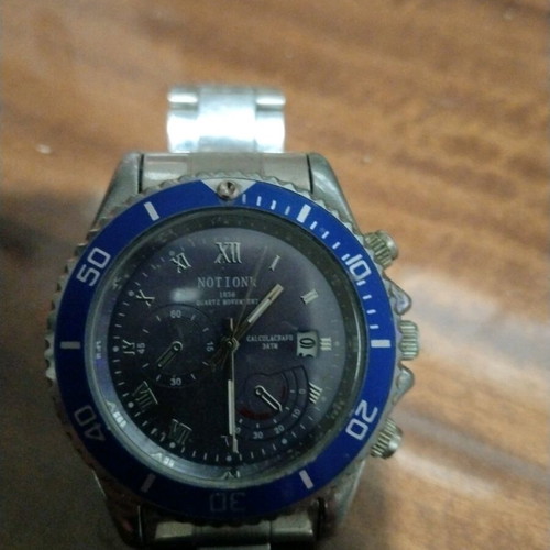 Quartz wristwatch with date display, metal bracelet