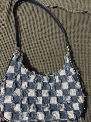 Denim bag with broken zipper