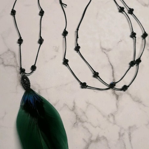 Long necklace with crystals and green feather motif like new