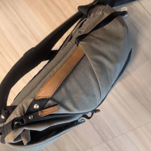 Peak Design Everyday Backpack 20L ash used with leather elements