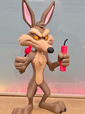 Wile E. Coyote collectible figure new, 29cm